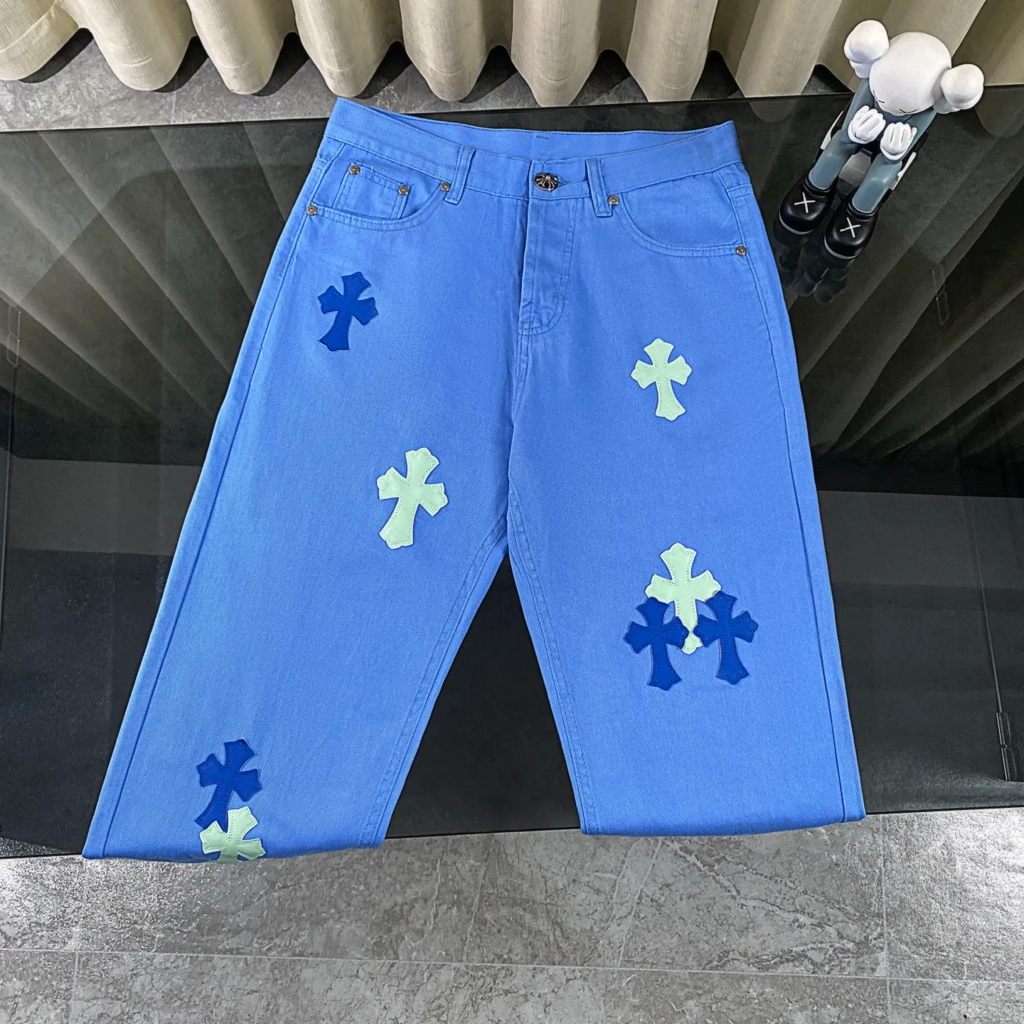 P250 chrome hearts Miami Drake limited edition blue jeans vi Top heavy industry fashionable design] Consistent high street luxury style creation. Speaking of this style, the Zangyin family and GU family are definitely the leading representative brands. Especially the Zangyin family has really achieved a state-of-the-art effect in creating high street style. The unique washed material is used to create this style. The color system is quite eye-catching. After it is decorated with patchwork cross flowers, it cleverly highlights the charm of the brand. Secondly, this style uses classic The classic high-waist cutting design highlights the long legs and fashionable temperament of the upper body. The brand is highly recognizable and the slim fit configuration is more suitable for daily wear. It is a product that interprets personality, fashion, and specifications at a glance. This single product is enough to make any fan excited. It can be a white T-shirt for youthful preppy style, or a tight suspender for lady style. It has strong matching ability and can be easily controlled by men.  [Materials and craftsmanship] Needless to say, this point goes without saying. As an excellent craftsman brand, Zangyin’s requirements for details and craftsmanship are really perfect. The washed color of this model has gone through so many processes, not to mention the embellishment of denim appliques. It is also purely hand-made and sewn. Just like what they believe in, only hand-made things have soul and have the meaning of wear. A top-notch heavy-duty fashionable denim item, I look forward to your perfect interpretation! !  Size:28-36